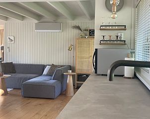 Open keuken en woonkamer in Huisje in Een, vakantiehuis in Drenthe.