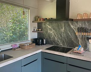 Stijlvolle keuken met marmeren achterwand in Huisje in Een, Noord Drenthe.