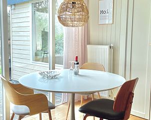 Eethoek met uitzicht in Huisje in Een, vakantiehuis in Drenthe.