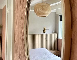 Spiegelbeeld van de slaapkamer in Huisje in Een, Drenthe.