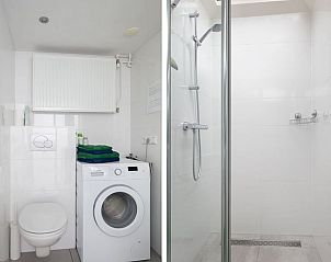 Moderne badkamer met douche in Huisje in Een, Drenthe.