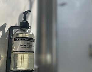 Stijlvolle handzeep in de badkamer van Huisje in Een, Noord Drenthe.