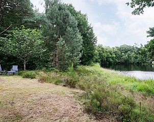 Rustige zitplek aan het water bij Huisje in Een, Drenthe.
