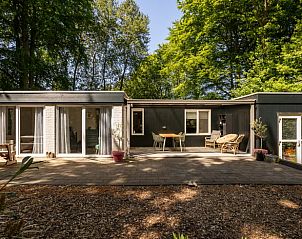 Ruim terras van Vakantiehuis in Een, Noord Drenthe, ideaal voor ontspanning.