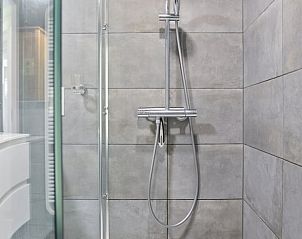 Moderne badkamer in Vakantiehuis in Een, Noord Drenthe, met luxe douche.