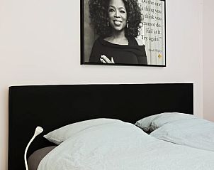 Slaapkamer met kunstwerk in Vakantiehuis in Een, Noord Drenthe.