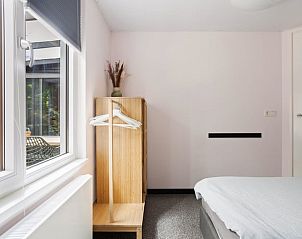 Lichte slaapkamer in Vakantiehuis in Een, Noord Drenthe, met uitzicht op tuin.