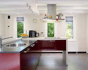 Volledig uitgeruste keuken in Vakantiehuis in Een, Noord Drenthe, met rode accenten.