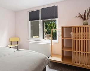 Gezellige slaapkamer in Vakantiehuis in Een, Noord Drenthe, met houten kast.