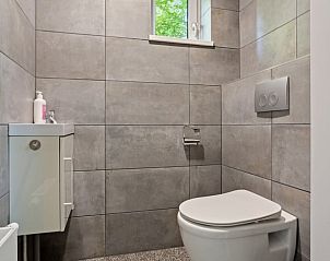Strakke badkamer in Vakantiehuis in Een, Noord Drenthe, met modern toilet.