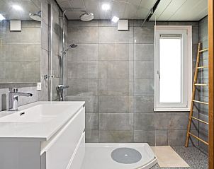 Luxe badkamer met douche in Vakantiehuis in Een, Noord Drenthe.