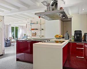 Open keuken en woonkamer in Vakantiehuis in Een, Noord Drenthe, met veel licht.