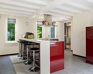 Keuken met ontbijtbar in Vakantiehuis in Een, Noord Drenthe, ideaal voor samen eten.