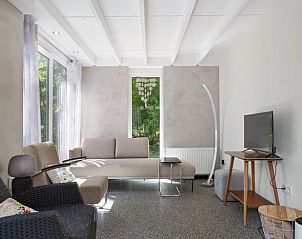 Lichte woonkamer in Vakantiehuis in Een, Noord Drenthe, met uitzicht op natuur.