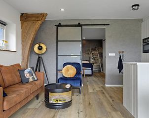 Gezellige woonkamer van Vakantiehuis in Een, Drenthe, met moderne inrichting en comfortabele zitplaatsen.