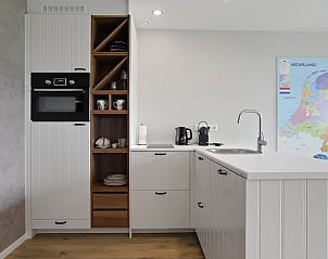 Moderne keuken in Vakantiehuis in Een, Noord Drenthe, met praktische opbergruimte en apparatuur.