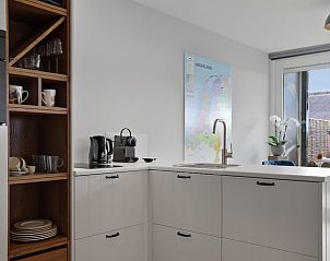 Keukenhoek in Vakantiehuis in Een, Drenthe, met moderne faciliteiten en uitzicht op de tuin.