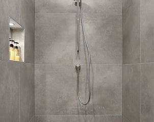 Ruime douche in Vakantiehuis in Een, Drenthe, met moderne voorzieningen en grijze tegels.