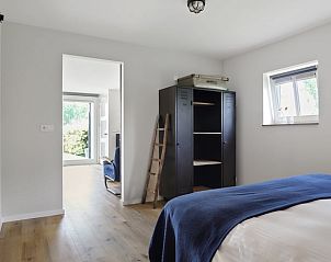 Lichte slaapkamer in Vakantiehuis in Een, Drenthe, met uitzicht op de tuin en ruime opbergmogelijkheden.