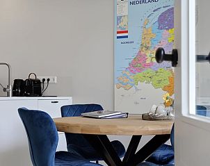 Eethoek in Vakantiehuis in Een, Noord Drenthe, met kaart van Nederland en moderne inrichting.