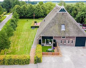Luchtfoto van Vakantiehuis in Een, Drenthe, met ruime tuin en landelijke omgeving.