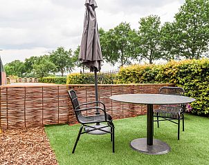 Gezellig terras in Vakantiehuis in Een, Drenthe, met zitgelegenheid en omringd door natuur.