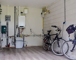 Fietsenstalling in Vakantiehuis in Een, Noord Drenthe, met moderne faciliteiten en fietsen.
