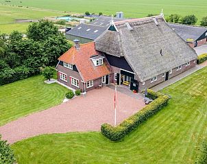 Luchtfoto van Vakantiehuisje in Een, Drenthe, omgeven door groene velden en traditionele architectuur.