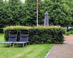 Comfortabele ligstoelen op het terras van Vakantiehuisje in Een, Drenthe, perfect voor zonnebaden.