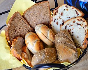 Verscheidenheid aan vers brood bij ontbijt in Vakantiehuisje in Een, Drenthe, voor een heerlijke start van de dag.