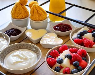 Gezond ontbijtbuffet met fruit en yoghurt in Vakantiehuisje in Een, Noord Drenthe, voor een energieke ochtend.