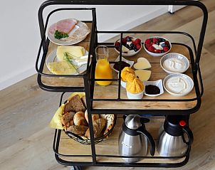 Uitgebreid ontbijtkarretje in Vakantiehuisje in Een, Drenthe, met diverse lekkernijen en drankjes.