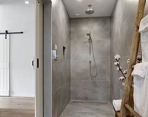 Luxe inloopdouche in Vakantiehuisje in Een, Drenthe, met moderne afwerking en ruime indeling.