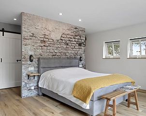 Ruime slaapkamer in Vakantiehuisje in Een, Drenthe, met modern design en uitnodigende sfeer.