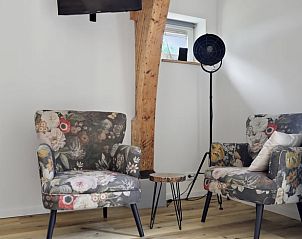 Functionele keukenhoek in Vakantiehuisje in Een, Drenthe, met moderne apparatuur en houten tafel.