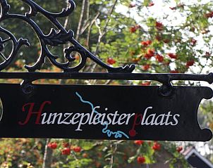 Huisje in Spijkerboor, Noord Drenthe, met decoratief uithangbord Hunzepleisterplaats.