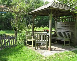 Rustieke houten prieel in de tuin van Huisje in Spijkerboor, Noord Drenthe, voor ontspanning.