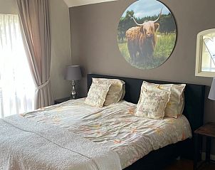 Sfeervolle slaapkamer in Huisje in Spijkerboor, Noord Drenthe, met comfortabel tweepersoonsbed.