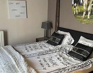 Gezellige slaapkamer met tweepersoonsbed in Huisje in Spijkerboor, Noord Drenthe, met decoratie.