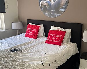 Stijlvolle slaapkamer in Huisje in Spijkerboor, Noord Drenthe, met moderne inrichting en kunst.