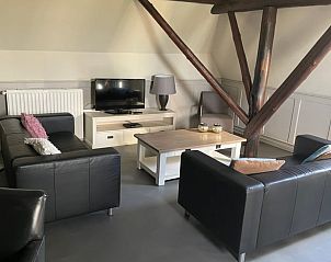 Ruime woonkamer in Huisje in Spijkerboor, Noord Drenthe, met comfortabele leren banken.