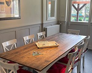 Eetkamer van Huisje in Spijkerboor, Noord Drenthe, met grote houten tafel en acht stoelen.