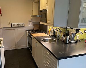 Moderne keuken in Huisje in Spijkerboor, Noord Drenthe, volledig uitgerust voor koken.