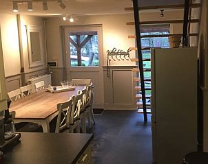 Gezellige eetruimte in Huisje in Spijkerboor, Noord Drenthe, met houten trap en veel lichtinval.