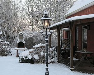 Sneeuwlandschap bij Huisje in Spijkerboor, Noord Drenthe, met besneeuwde tuin en barbecue.