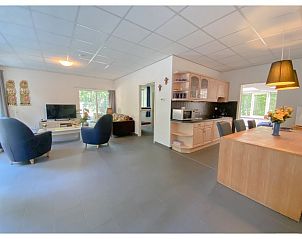 Gezellige woonkamer en keuken van Rendez vous, een vakantiehuis in Zuidlaren, Noord Drenthe, met moderne inrichting.