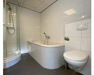 Luxe badkamer in vakantiehuis Rendez vous, Zuidlaren, Noord Drenthe, met ligbad en aparte douche.