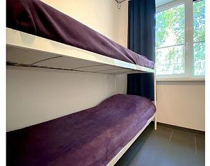 Knusse slaapkamer met stapelbed in bungalow Rendez vous, Zuidlaren, Noord Drenthe, met uitzicht op de natuur.