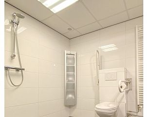 Moderne badkamer in vakantiehuis Rendez vous, Zuidlaren, Noord Drenthe, met ruime douche en strakke afwerking.