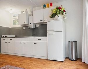 Moderne keuken van Huisje in Zuidlaren met witte kasten en bloemen, Noord Drenthe, Drenthe.